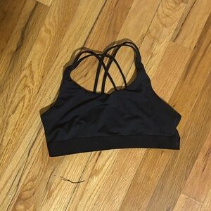 🕳️ Stylish Black Strappy young woman Sports Bra 🕳️